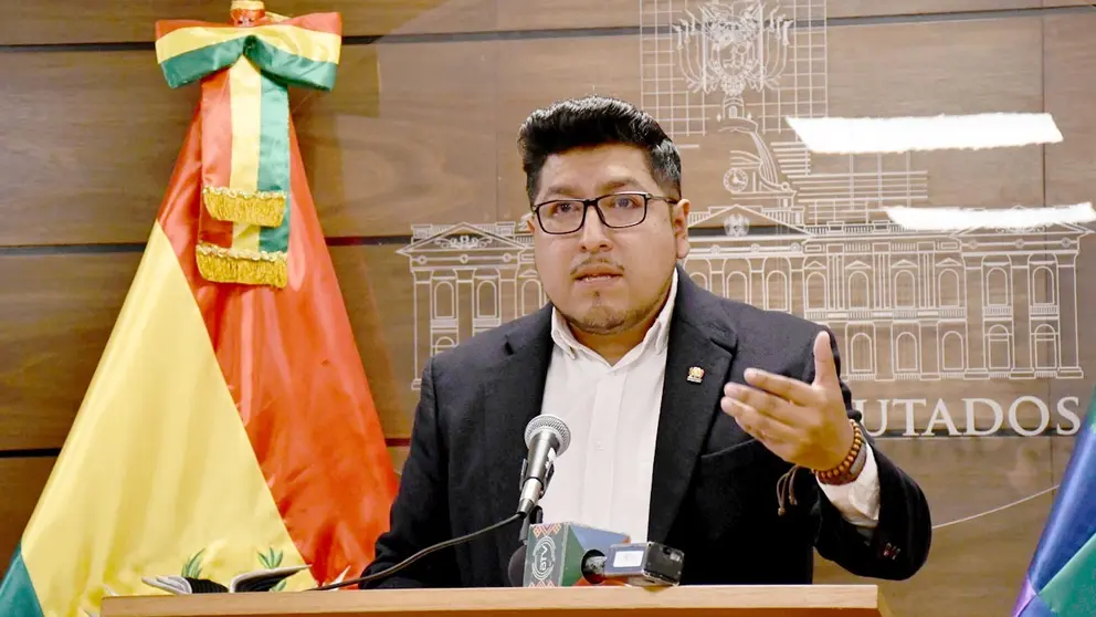 El presidente de la cámara de diputados, Omar Yujra en conferencia de prensa./ APG