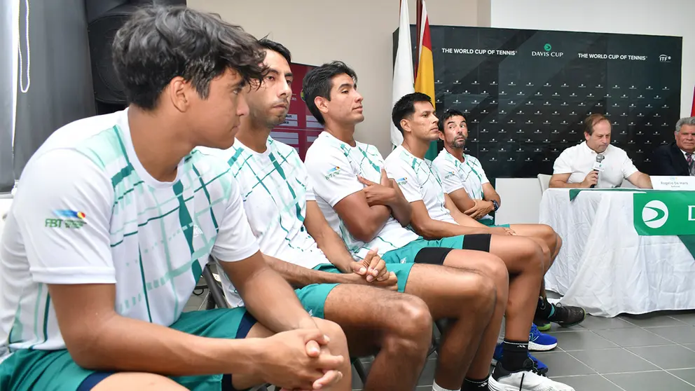 La delegaci&oacute;n nacional durante la presentaci&oacute;n. FBT