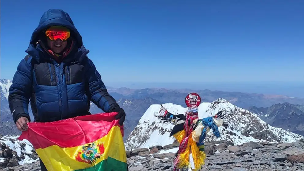 Ayaviri, en la cima del nevado. HUGO AYAVIRI