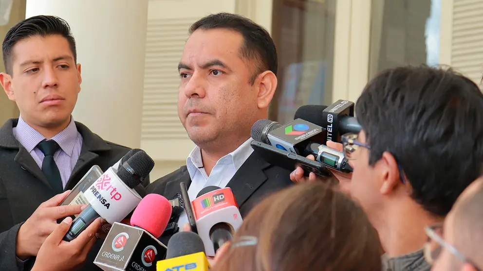 El vocal del TSE, Francisco Vargas, en contacto con la prensa. APG