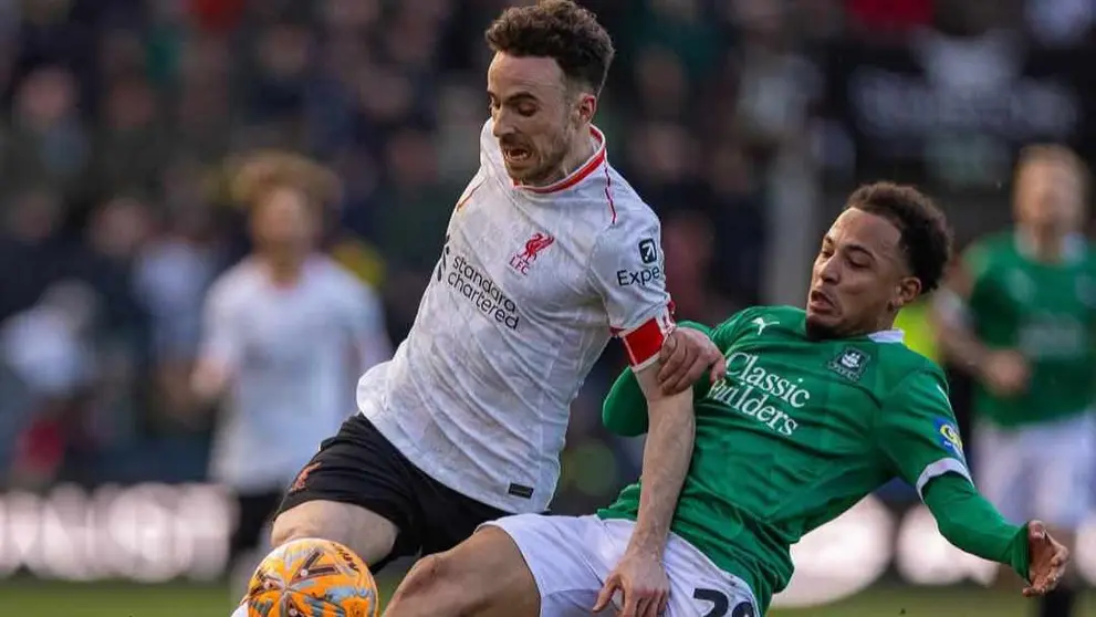 Diogo Jota disputa un bal&oacute;n en la eliminaci&oacute;n de Liverpool. RRSS LIVERPOOL FC.