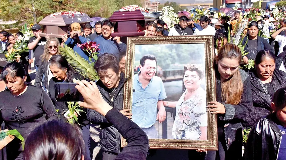 Entierro de los esposos Juan y Rufina Justina, en Sipe Sipe, Cochabamba, el 2 de julio de 2024./ DICO SOL&Iacute;S