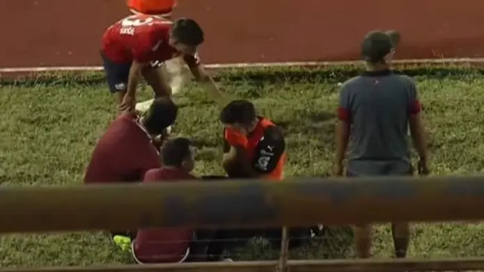 Momento de la lesi&oacute;n de Lucas Salinas, arquero de Wilstermann. FACEBOOK F&Uacute;TBOLCANAL.