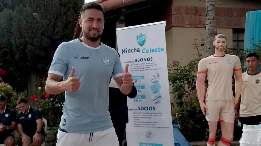 Rodrigo Ramallo luce la casaca oficial del Equipo del Pueblo para la temporada 2025./ CLUB AURORA