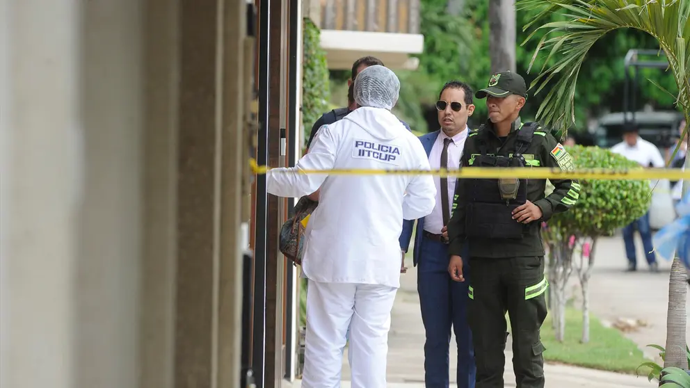 Peritos policiales en la escena del crimen del capit&aacute;n Aldunate./ APG