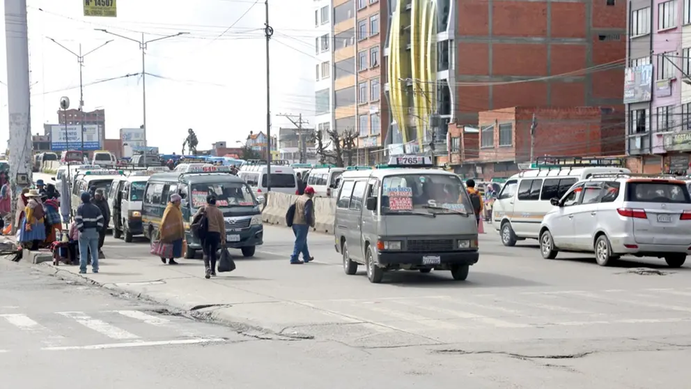 Veh&iacute;culos que circulan entre las ciudades de El Alto y La Paz./ URGENTE.BO