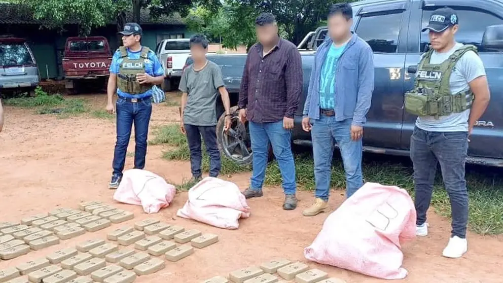 La droga secuestrada junto a los aprehendidos./ FELCN