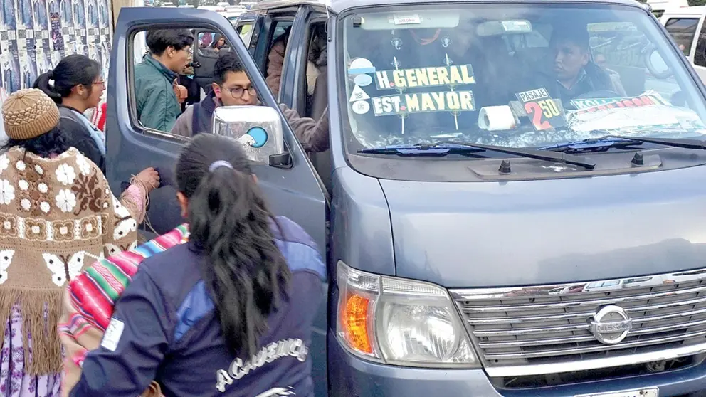 Las calles pace&ntilde;as, en plena jornada caldeada con los choferes del sector p&uacute;blico./ APG