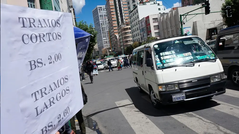 Un cartel que espec&iacute;fica para los transportistas el precio del pasaje en La Paz. APG