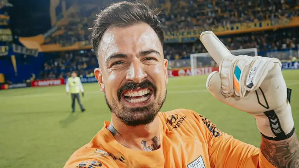 Guillermo Viscarra festeja el pase de Alianza Lima en La Bombonera./ FACEBOOK ALIANZA LIMA