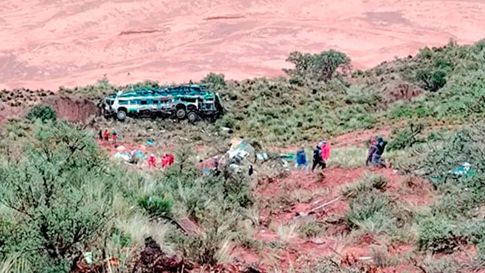 Realizan trabajos de rescate de los cuerpos. Foto: cortes&iacute;a.