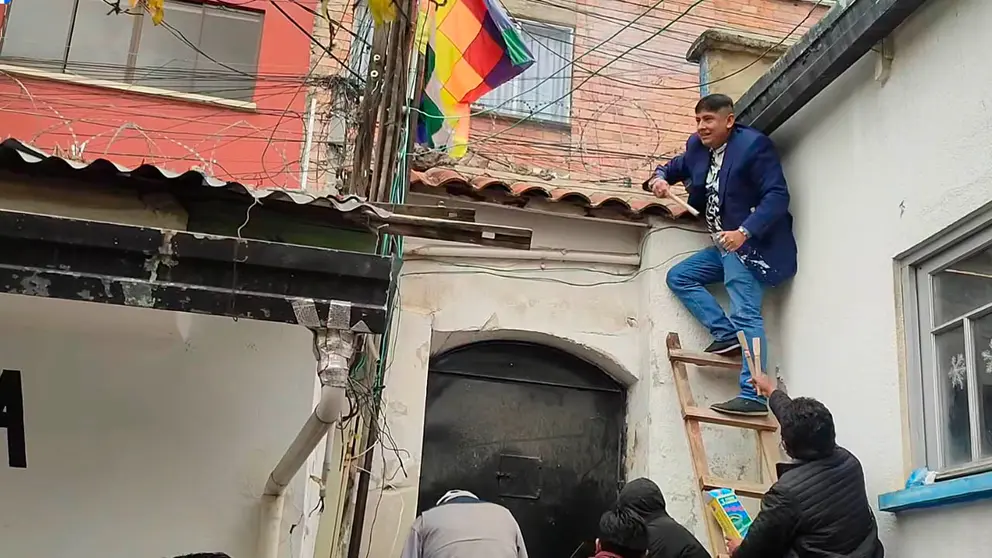 El diputado Rolando Cuellar fue captado lanzando petardos contra los militantes evistas. Captura