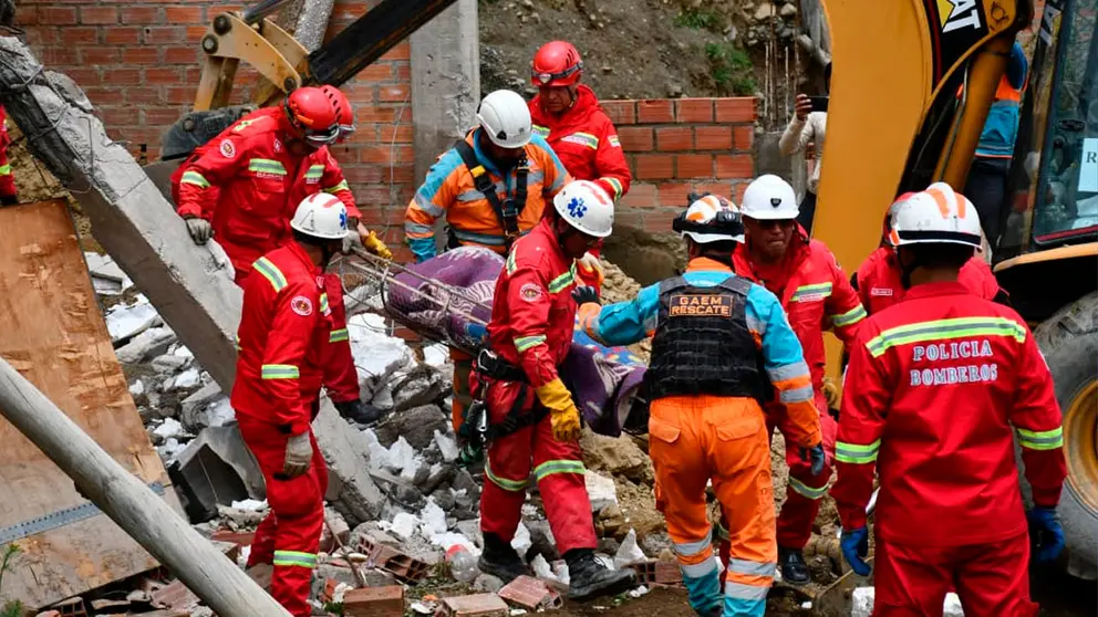 Personal trabaja en el rescate del cuerpo. APG