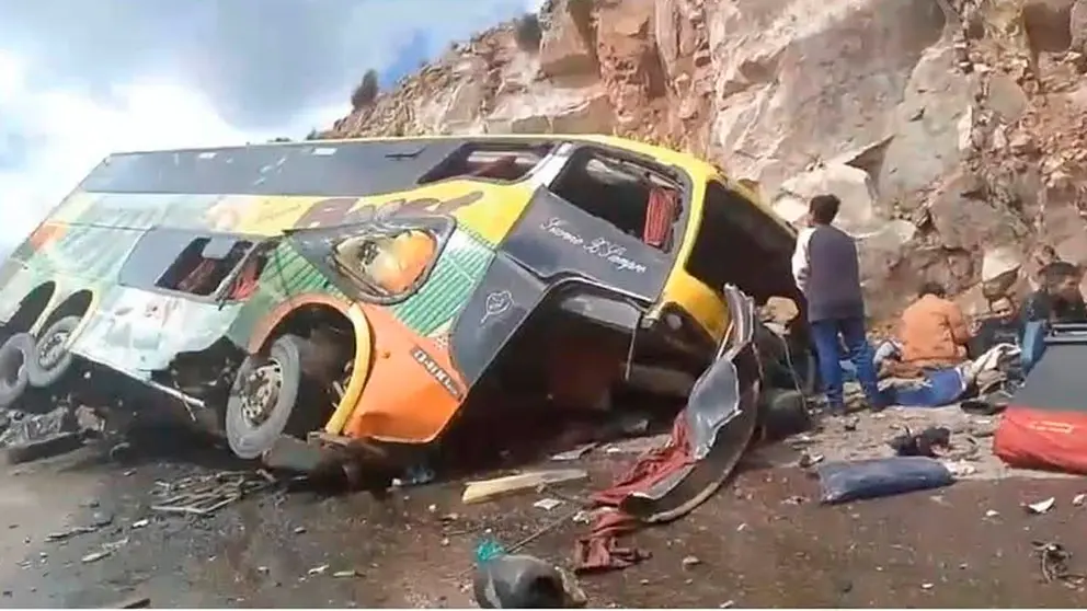 El bus de la empresa Flores  sufri&oacute; un accidente en la carretera Jaime Mendoza, a la altura de Tomaycuri, Potos&iacute;./ FISCAL&Iacute;A