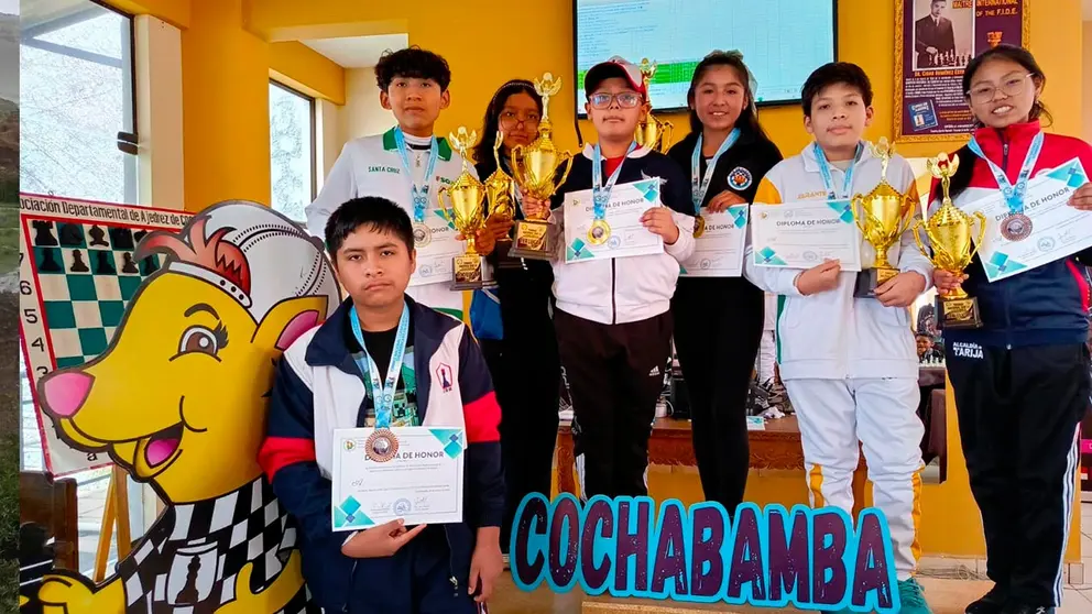 Los vencedores del campeonato posan para la fotograf&iacute;a. FBA
