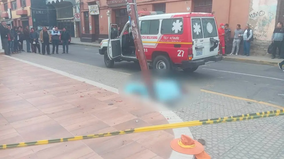 La funcionaria termin&oacute; sin vida al lado de un poste tras el accidente.