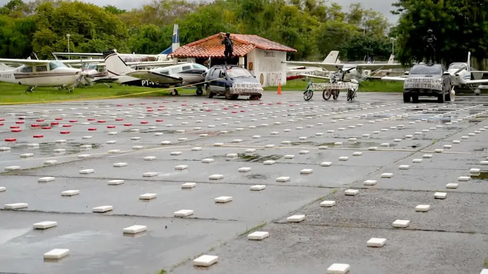 Exhiben la droga incautada en un operativo en Beni./ VICEMINISTERIO DE DEFENSA SOCIAL Y SUSTANCIAS CONTROLADAS