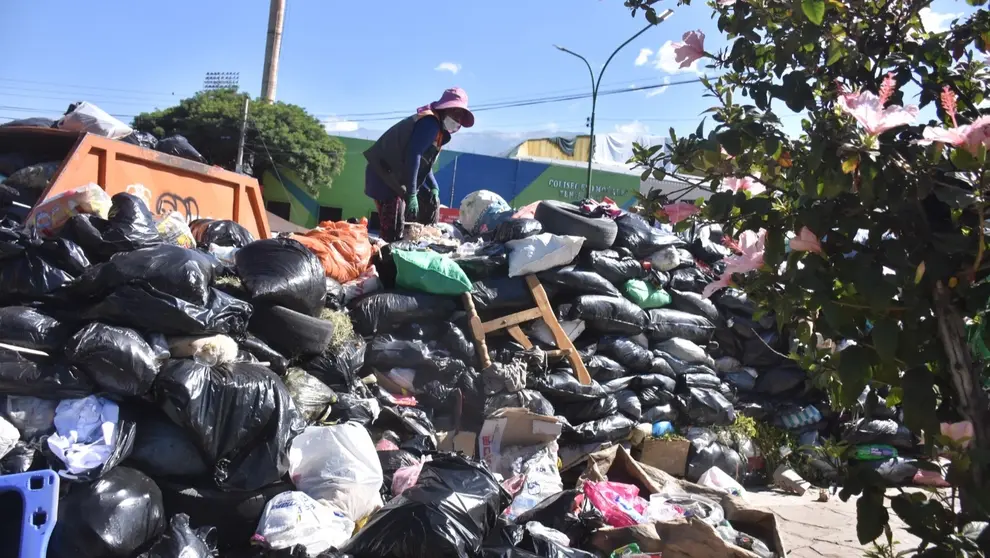 Basura se acumula en la avenida Humboldt, Cochabamba. DICO SOL&Iacute;S