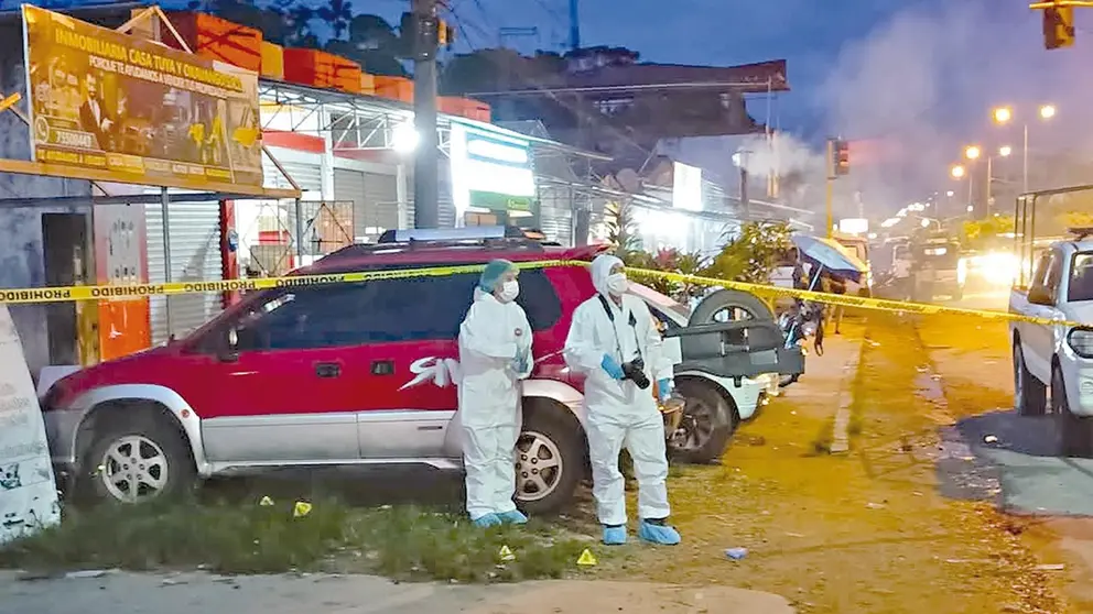 Investigadores procesan la escena del crimen en Ivirgarzama./ FACEBOOK ALEX AYLLON