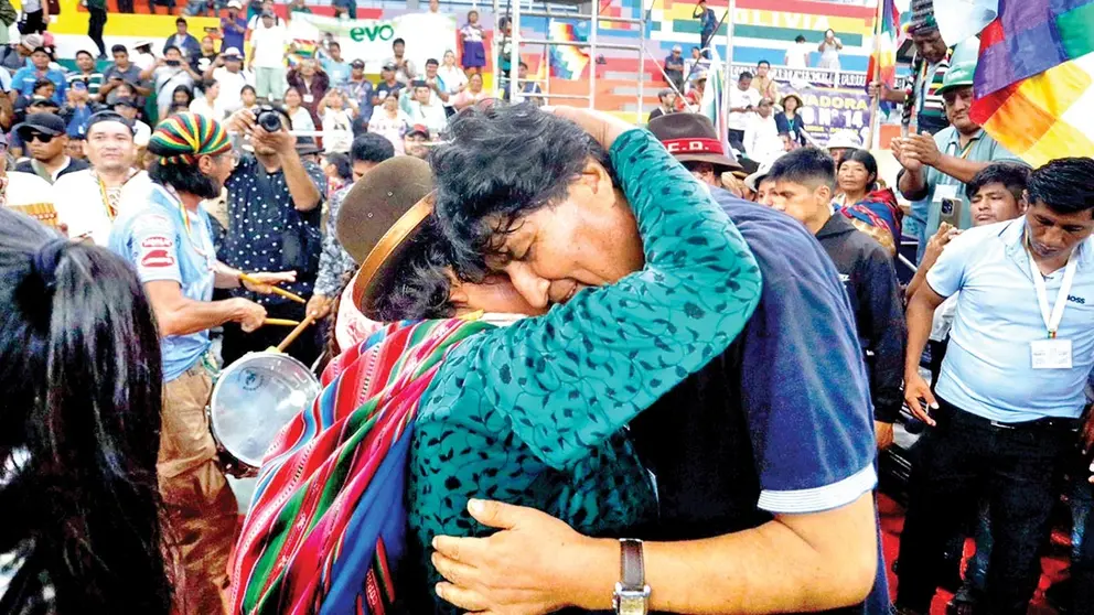 Evo Morales abraza a una simpatizante de su nueva agrupaci&oacute;n, Evo Pueblo./ FACEBOOK EVO MORALES AYMA