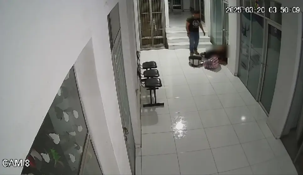 C&aacute;maras de vigilancia captan brutal agresi&oacute;n a una mujer./ CORTES&Iacute;A