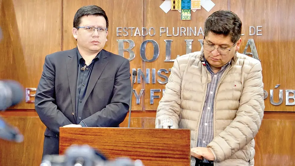 Los ministros Sergio Cusicanqui (de Planificaci&oacute;n del Desarrollo) y Marcelo Montenegro (Econom&iacute;a)./ APG