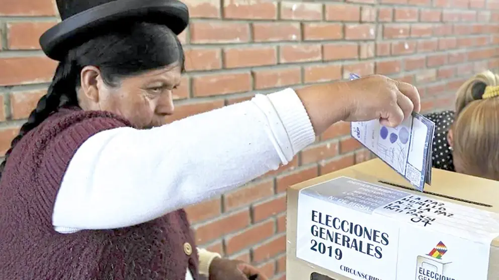 Una ciudadana ejerce su derecho al voto en los comicios de 2019./ ARCHIVO