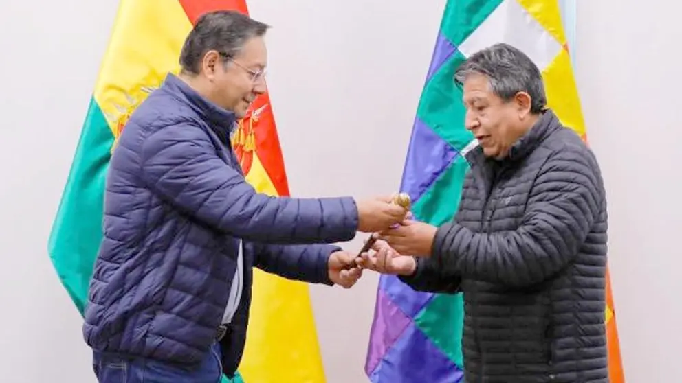 El presidente Luis Arce entrega del Bastón de Mando al vicepresidente, David Choquehuanca./ OXIGENO.BO