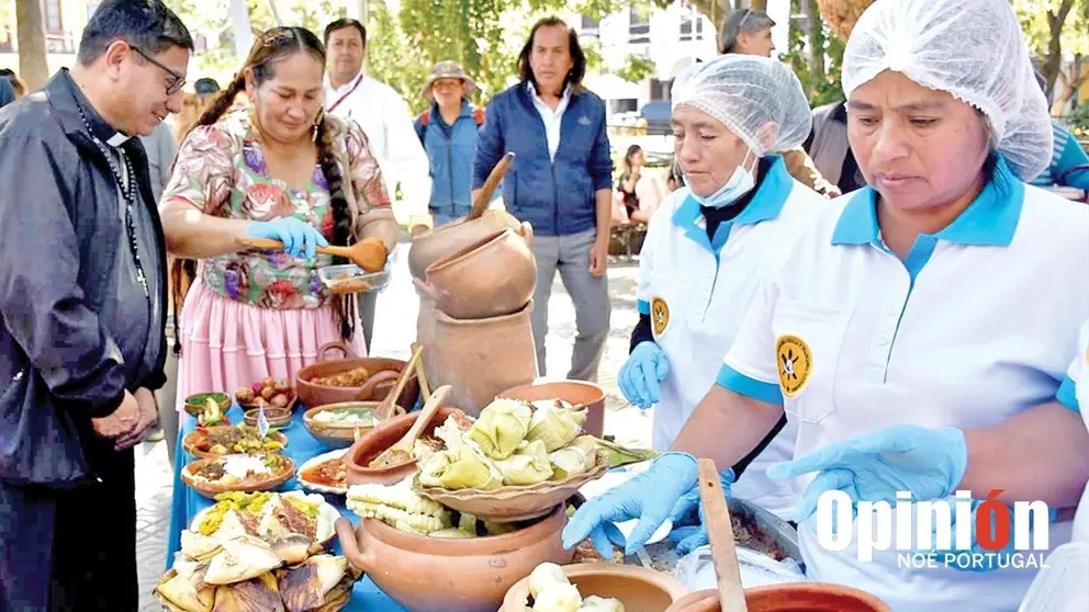 Expositoras con los platos t&iacute;picos de Semana Santa, en la plaza 14 de Septiembre./ NO&Eacute; PORTUGAL