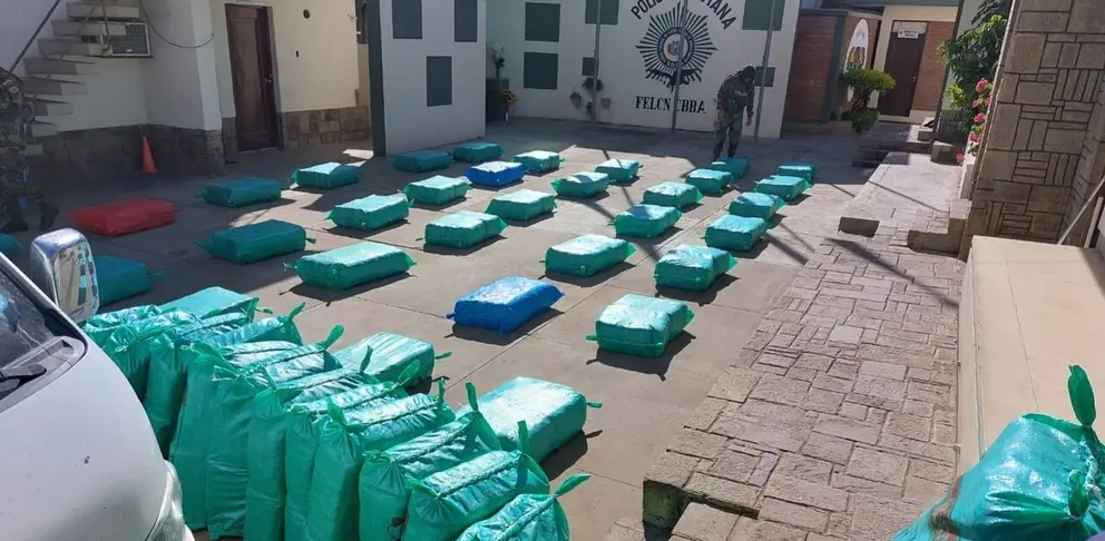 Los paquetes de marihuana secuestrados durante el operativo en Sipe Sipe, Cochabamba. CORTES&Iacute;A