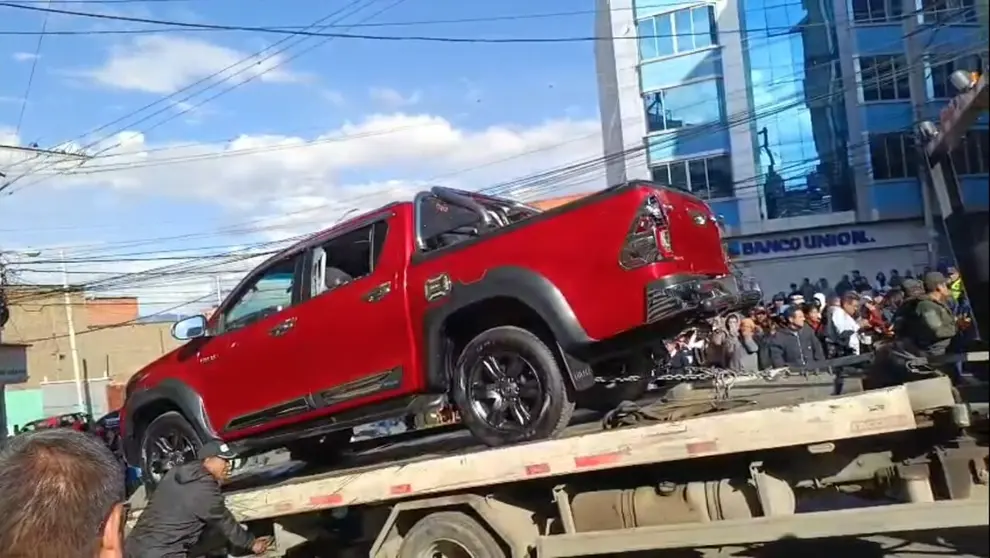 Veh&iacute;culo tipo camioneta que ocasion&oacute; el incidente, arrollando un menor de 6 a&ntilde;os en la zona Entre R&iacute;os de La Paz. CAPTURA RRSS