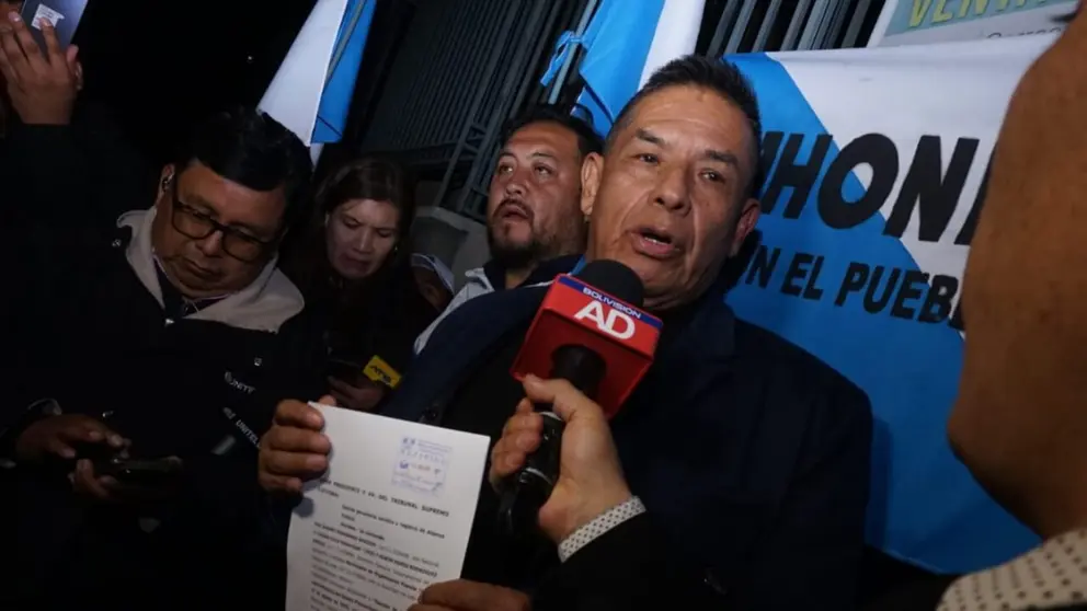 El representante de UCS, Luis Antezana, inscribe a "UCS - La Fuerza del Pueblo" de Johnny Fern&aacute;ndez. APG