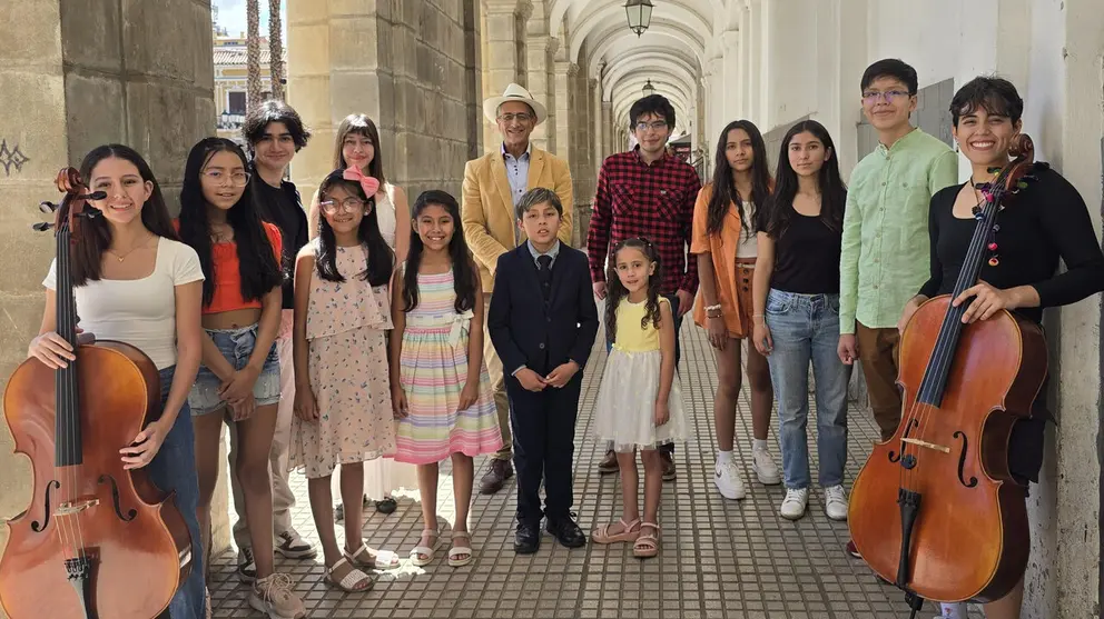 Emilio Aliss con estudiantes en Cochabamba. CORTES&Iacute;A