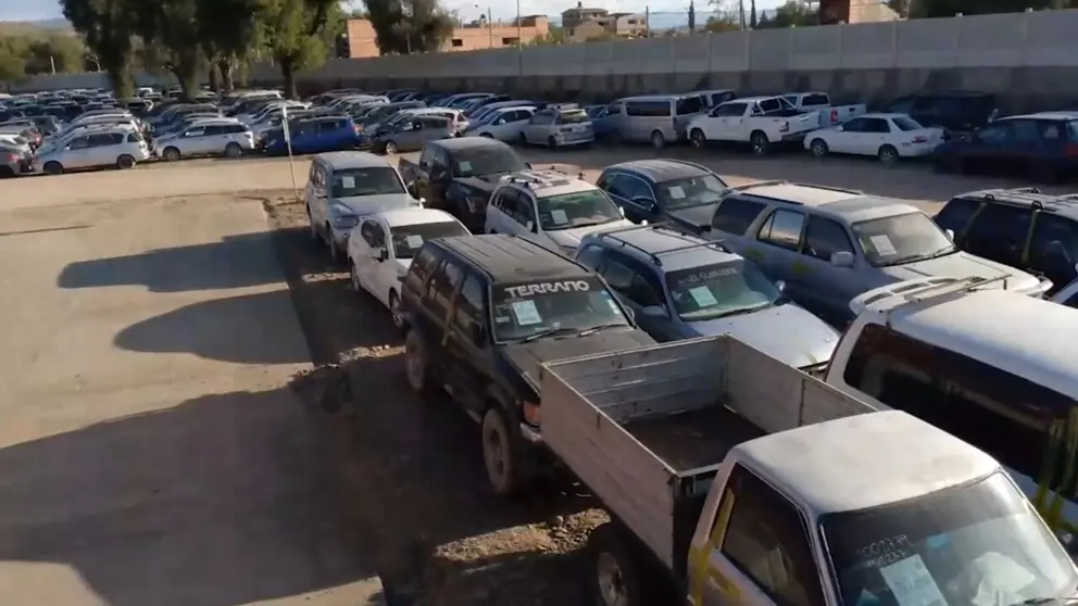 Parte de los veh&iacute;culos comisados por la Aduana en Cochabamba. CAPTURA VIDEO ADUANA