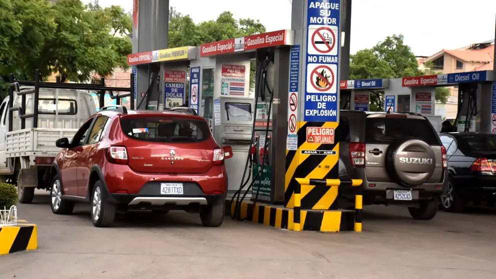 Motorizados, prestos a cargas combustible en una estaci&oacute;n de servicio de Cochabamba./ARCHIVO