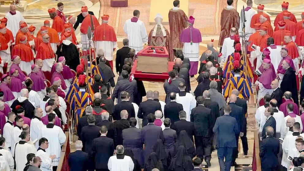 Miles de personas despiden al papa Francisco./ INFOBAE