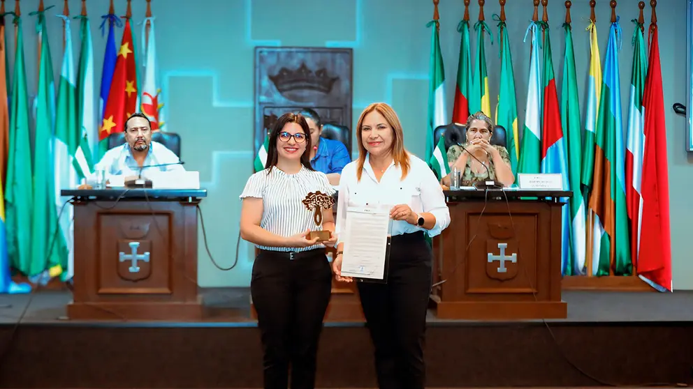 Entrega del reconocimiento a Farmacorp. CORTES&Iacute;A