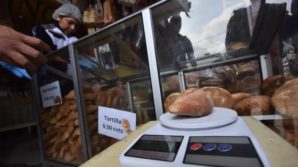 El control en la venta de pan en mercados, este 28 de abril. DICO SOL&Iacute;S