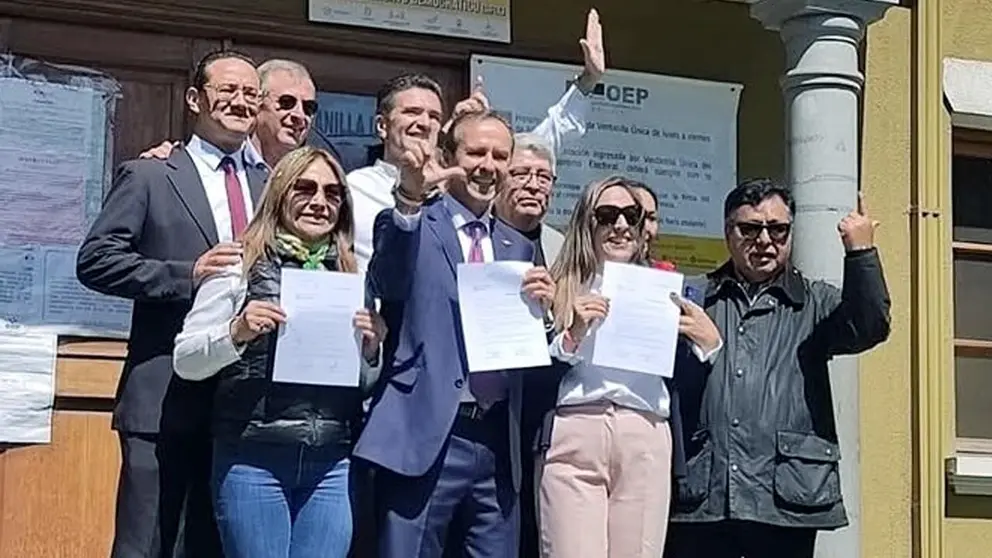 Quiroga junto a integrantes de la alianza Libre en el TSE./ ERBOL