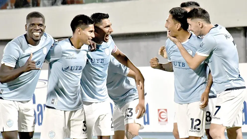 Plantel de Aurora festejando en Copa./  NO&Eacute; PORTUGAL