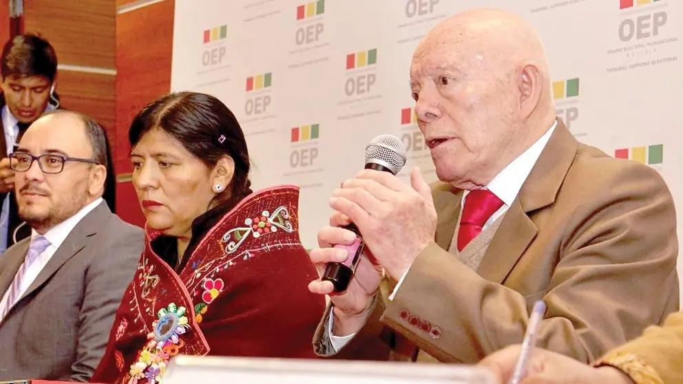 Oscar Hassenteufel, del TSE, comanda la conferencia de prensa del ente./ APG