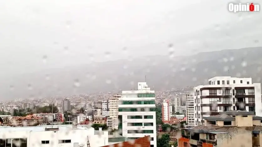 Lluvia en la ciudad de Cochabamba. VIOLETA SORIA