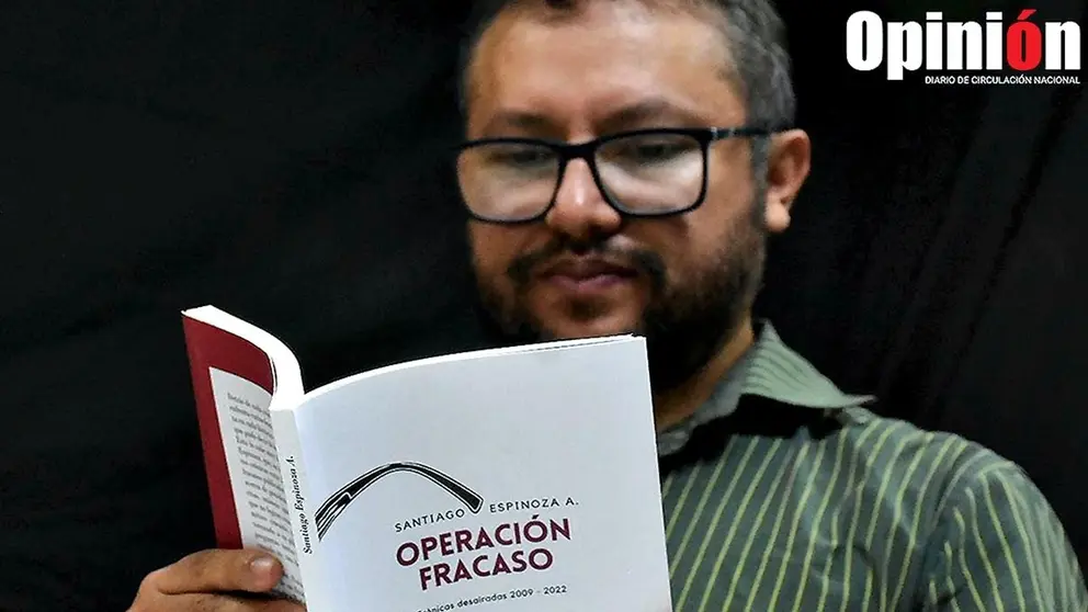 Sobre Operación fracaso. Crónicas desairadas 2009 - 2022, libro del periodista Santiago Espinoza, editor de la Ramona que hoy celebra 20 años.