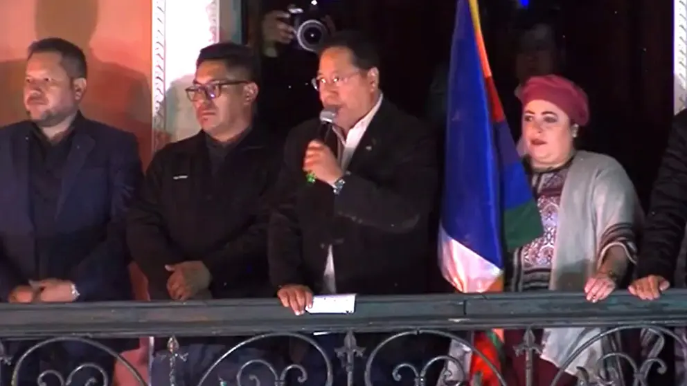 Arce junto a varios de sus ministros de Estado en el balc&oacute;n de Palacio Quemado. /Captura video