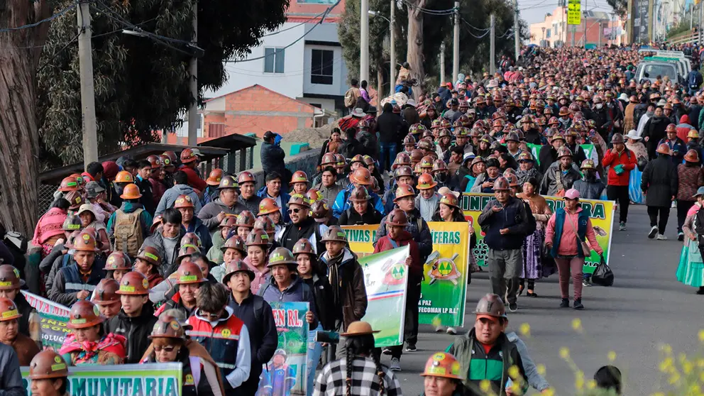 Marcha de evistas hacia la ciudad de La Paz. APG