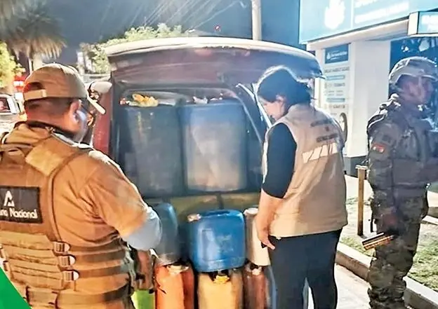 Otro operativo en el que encontraron bidones con combustible dentro de un vehículo. / ANH