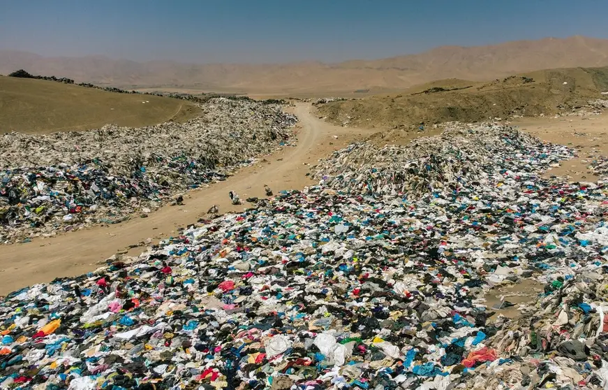 De las 59.000 toneladas de ropa que se importan cada a&ntilde;o, alrededor de 40.000 no se venden y terminan en basurales clandestinos. XATAKA