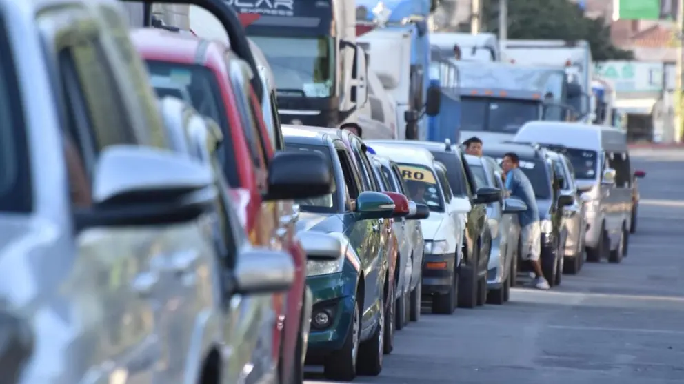 Filas por combustible en Cochabamba. DICO SOL&Iacute;S