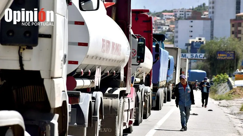 Una fila de cisternas que trabajan en el transporte de combustibles./ NO&Eacute; PORTUGAL