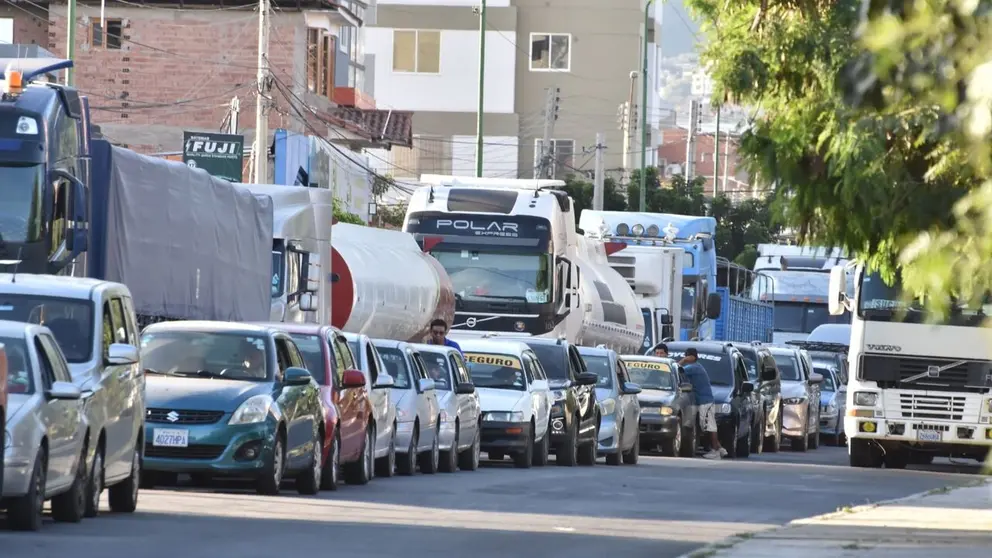 Imagen referencial de filas en espera de combustible en surtidores de la ciudad de Cochabamba. DICO SOL&Iacute;S
